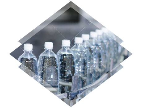 botellas-de-agua-en-la-línea-de-producción botellas de agua en la línea de producción